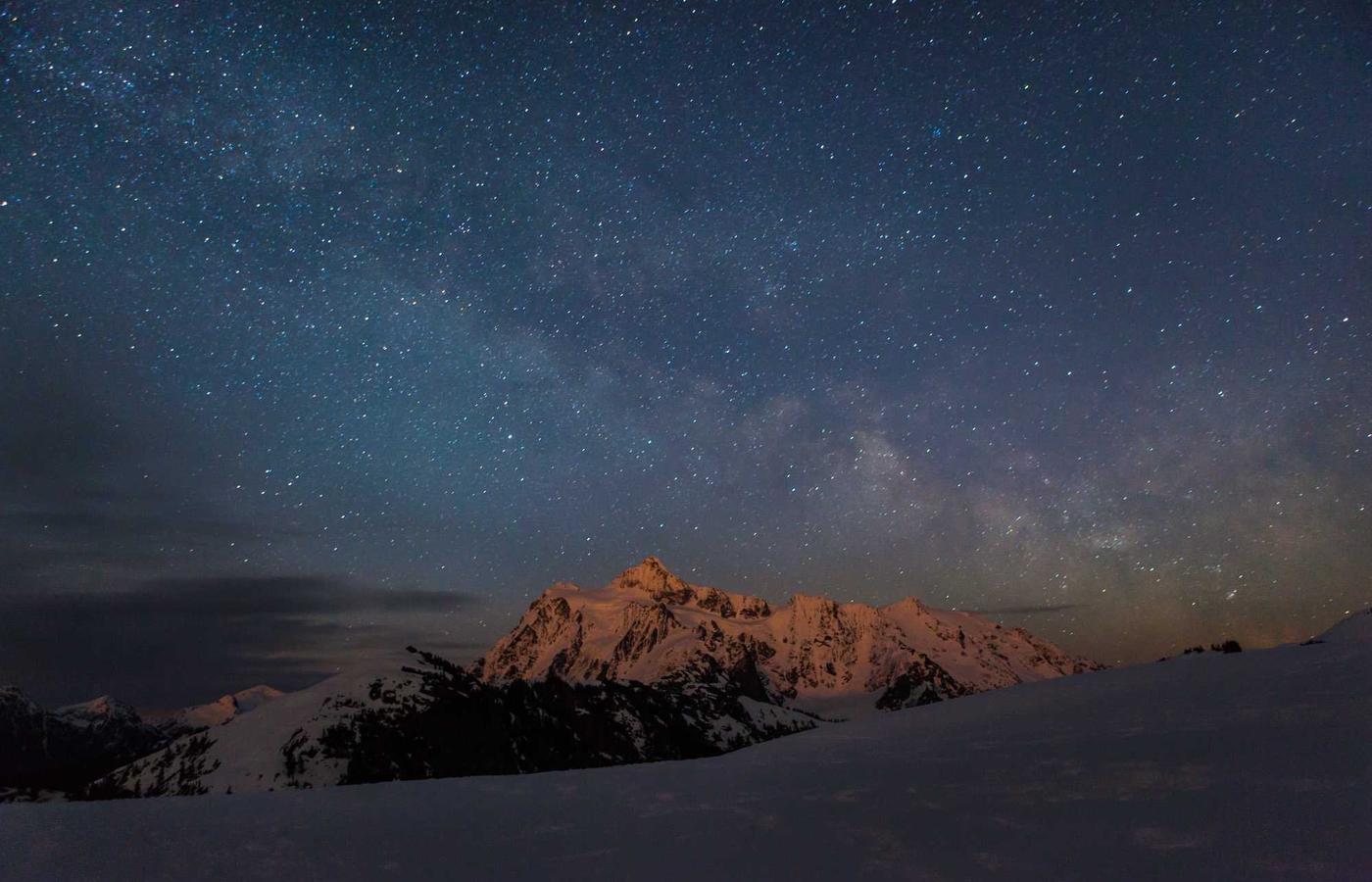 Человек, работающий за ноутбуком