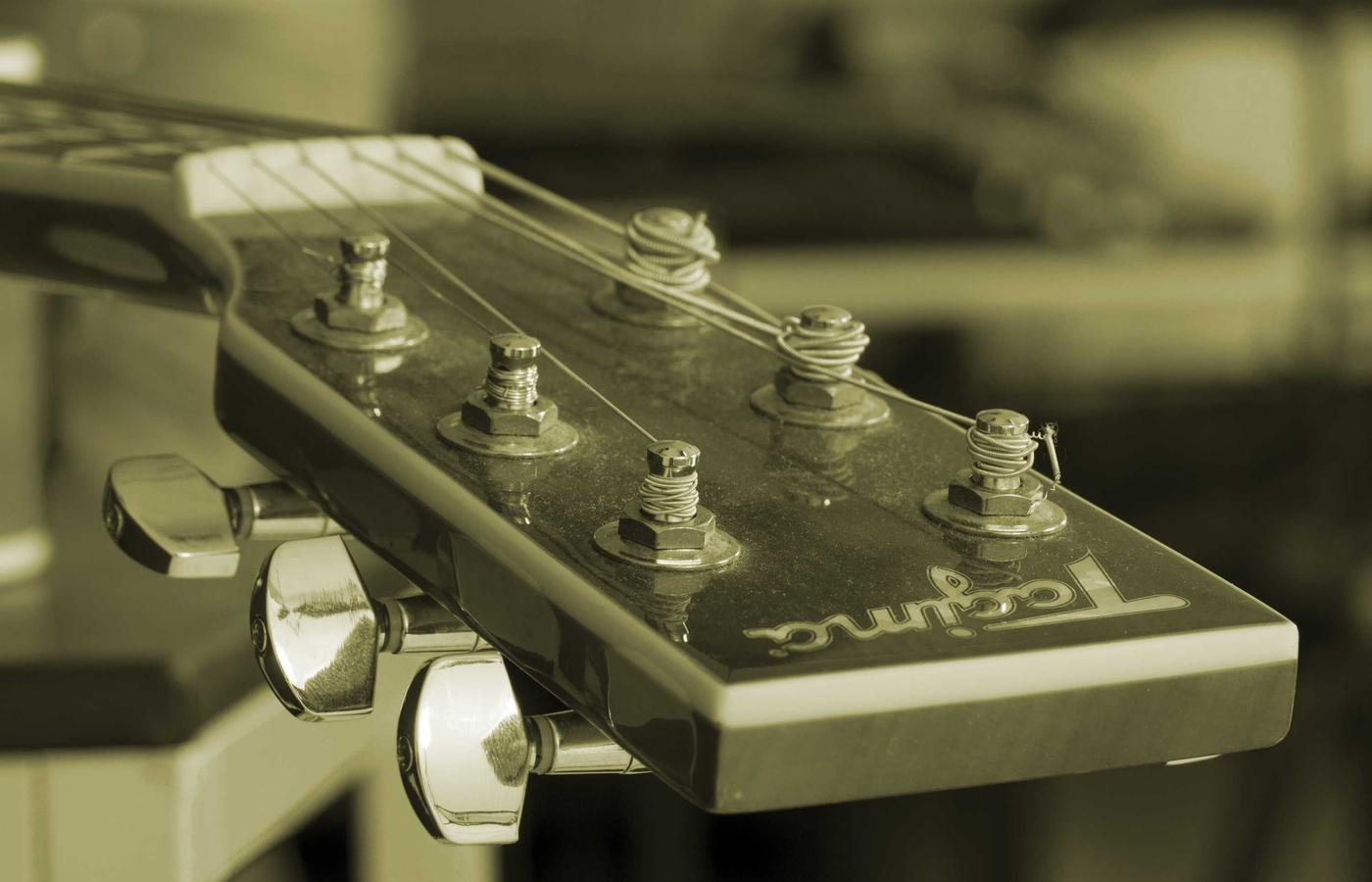 Команда, работающая в современном офисе